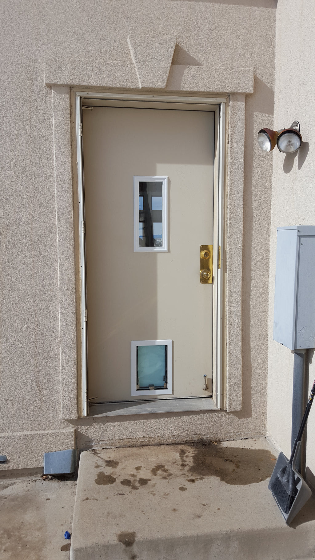 Hale pet door installed.
