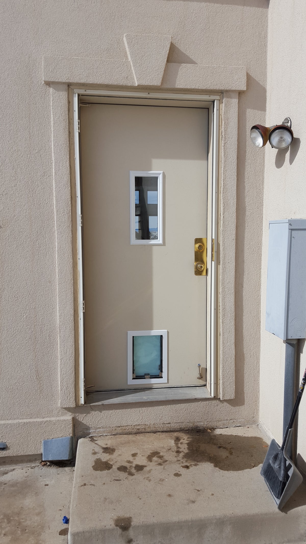 Hale pet door installed.
